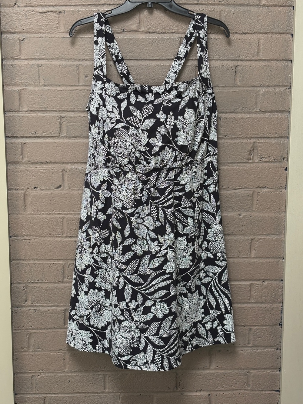 Lands’End Black & White Floral Swim dress  24 DD